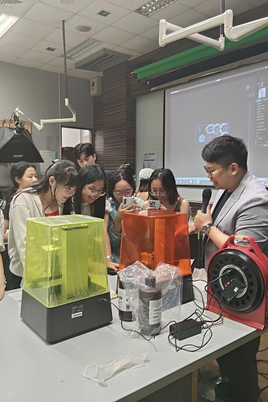時來運轉珠寶店負責人張超閔老師分享珠寶飾品設計實務經驗,介紹3D列印技術於珠寶設計與產品開發的應用。