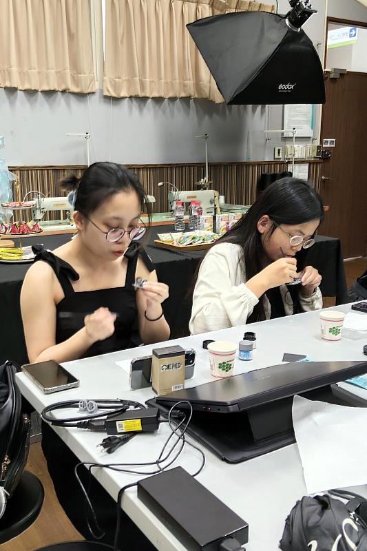 學員進行模型打磨及上色等後製加工，完成作品細節修整，提升作品質感。