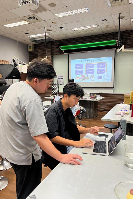 學員運用3D建模軟體設計作品，並由蘇建全老師逐一指導模型修正與列印細節，體驗AI數位設計結合3D列印技術的創作流程。