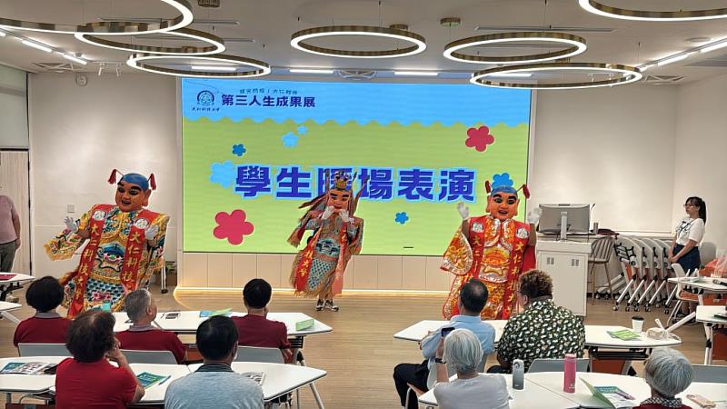 圖2、成果展邀請學生帶來精彩熱鬧的陣頭表演，為活動揭開活力序幕。