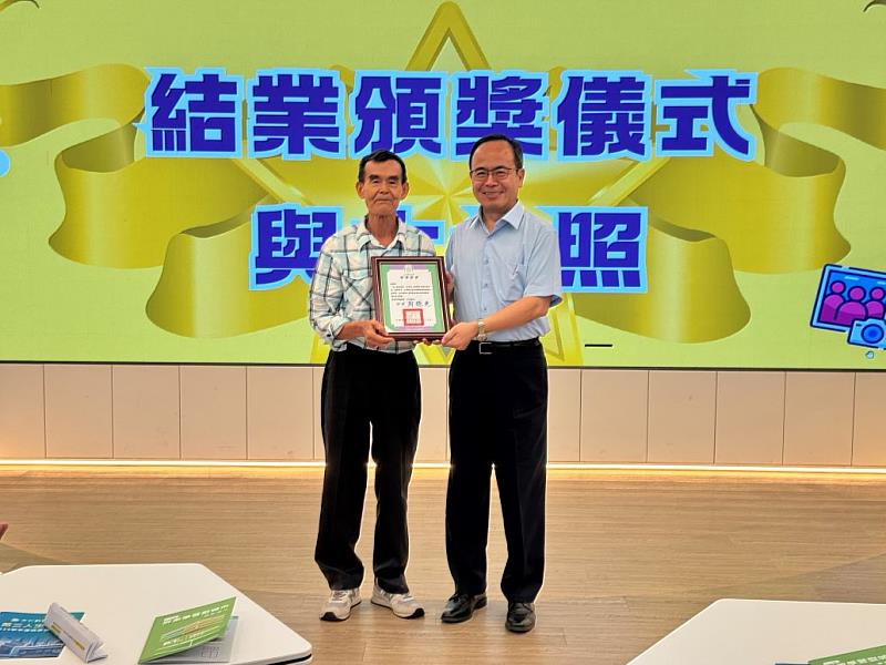圖3、大仁科大周德光校長親自頒發結業證書，肯定學員持續精進自我的精神。
