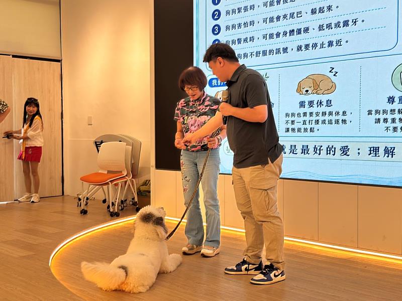 圖4、學員體驗輔療犬互動課程。