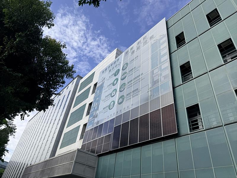 內政部建築研究所於材料實驗中心做的實證示範,顯示立面發電已進入政策對話與公有建築驗證階段。圖/睿田能源提供