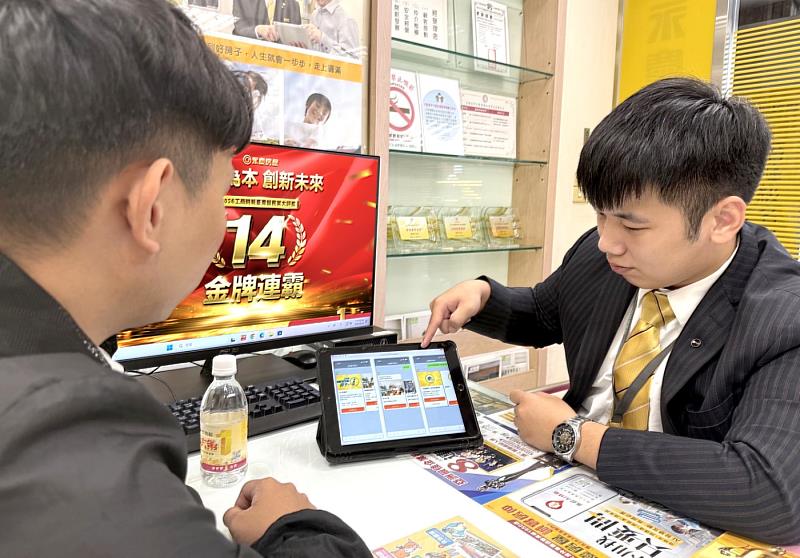 永慶房屋宋家豪(右)表示,永慶AI特助提供24小時全天候服務,即使人在國外,也能隨時掌握市場動態。