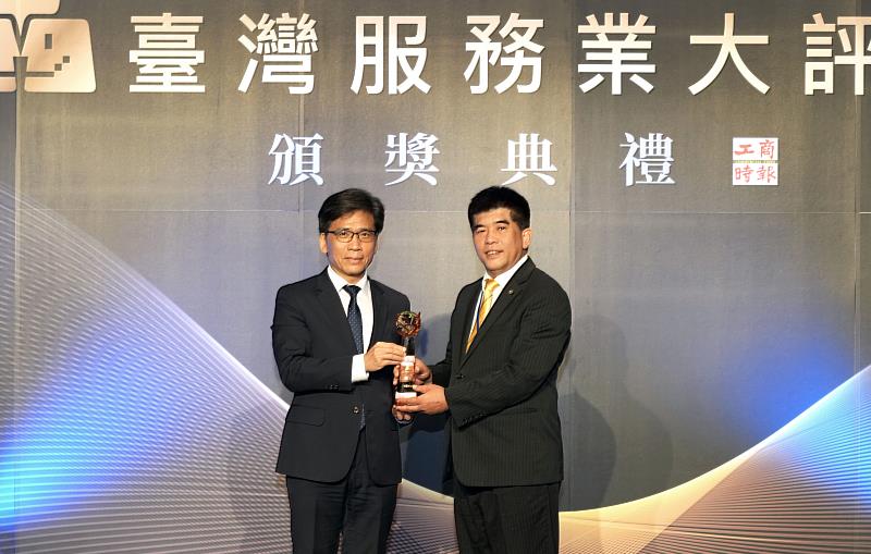 永慶房屋總經理吳良治(右)表示,永慶房屋會持續優化科技服務,給予消費者便捷高效的購售屋體驗。