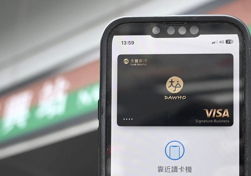永豐銀行信用卡綁定Apple Pay感應進站搭乘捷運，享最高100%刷卡金回饋，下（8）月20日登錄名額再加開10,000名（每戶回饋上限100元）。