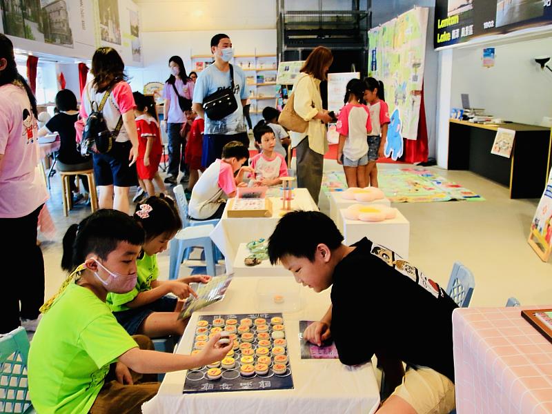 嘉市幼兒藝術特展登場,孩子用創作描繪桃城之美。