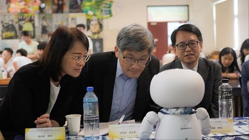 客家委員會副主委廖育珮（左1）、客家委員會前主委楊長鎮教授（中）及國立聯合大學客家研究學院張陳基院長（右1），共同體驗臺灣客語六腔實體機器人「阿知牯」。