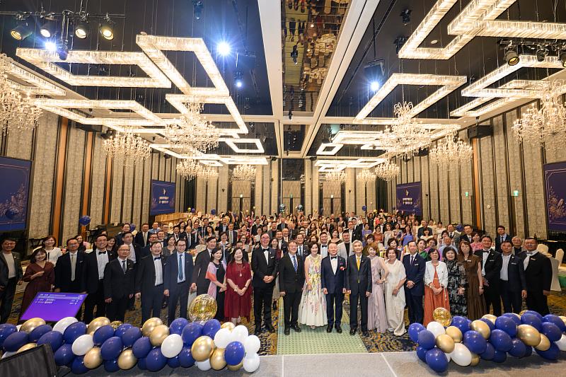 中興大學「中興層峰興學聯誼會」第1屆會員成立大會暨層峰交流之夜，全體與會師長、會員及寶眷合影。