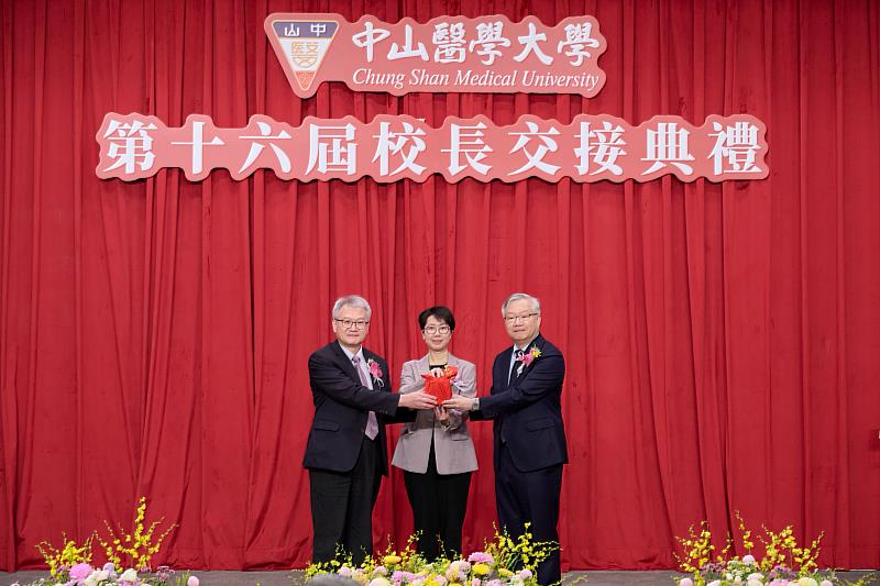 中山醫學大學第16屆校長交接典禮,由董事長周英香(中)監交,卸任校長黃建寧(左)與新任校長林俊哲(右)完成印信交接。