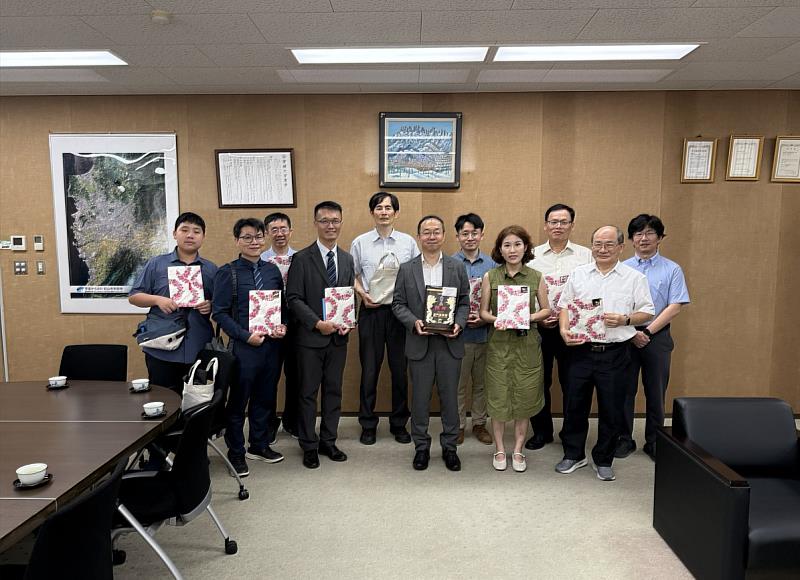 拜訪愛媛大學工學院合影留念。