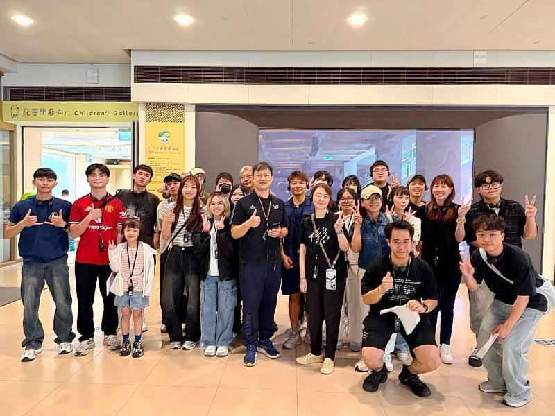 由中國科大觀管系學生運用語音導覽機於故宮為成員進行專業導覽。(照片/校方提供)