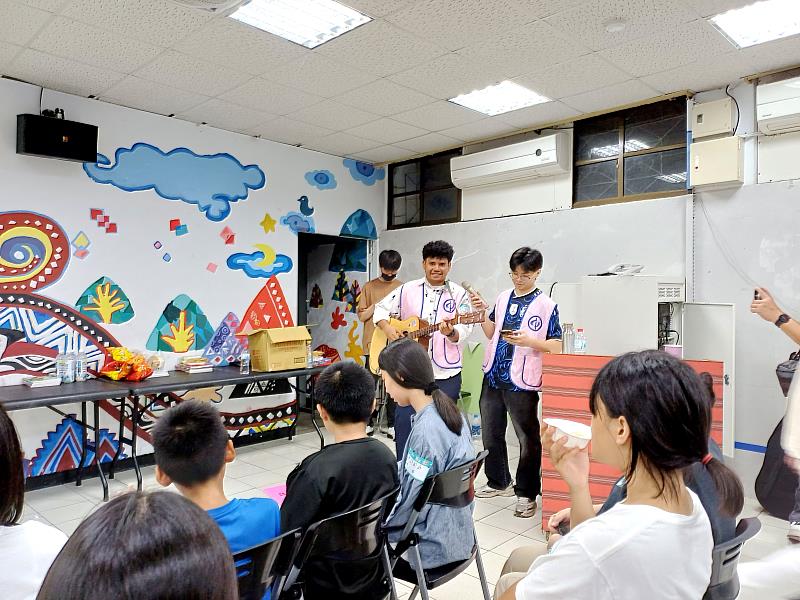 由中國科大境外國際生為小朋友演唱。(照片/校方提供)