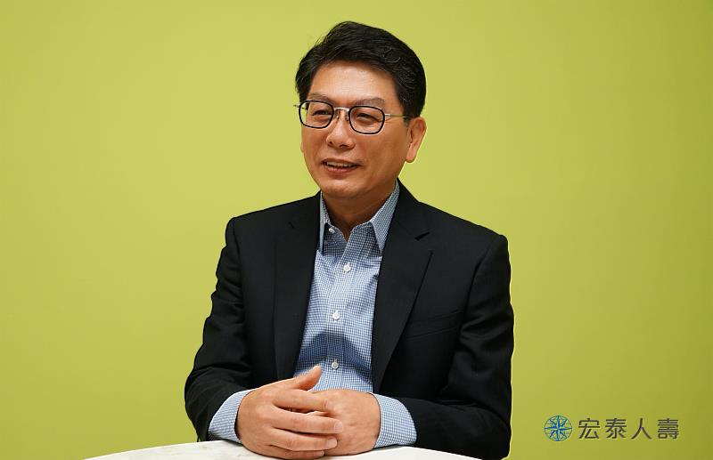 宏泰人壽經營企劃部協理張志安表示,鑒於AI發展與應用為當前世界主流趨勢,身為金融保險業的一員,宏泰人壽IT部門推動4階段智能轉型計畫,以提高保戶服務效率與便利性。