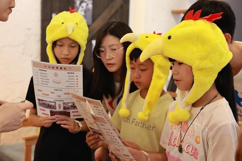 台南企業文化藝術基金會和樂家康文教基金會攜手,帶領孩子成為早餐店一日店長、和客人分享動物福利。