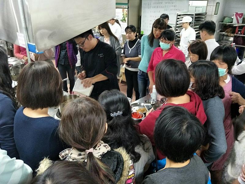 「對味廚房」創辦人洪昭勝推動校園飲食革命,從孩子的餐盤開始翻轉未來。
