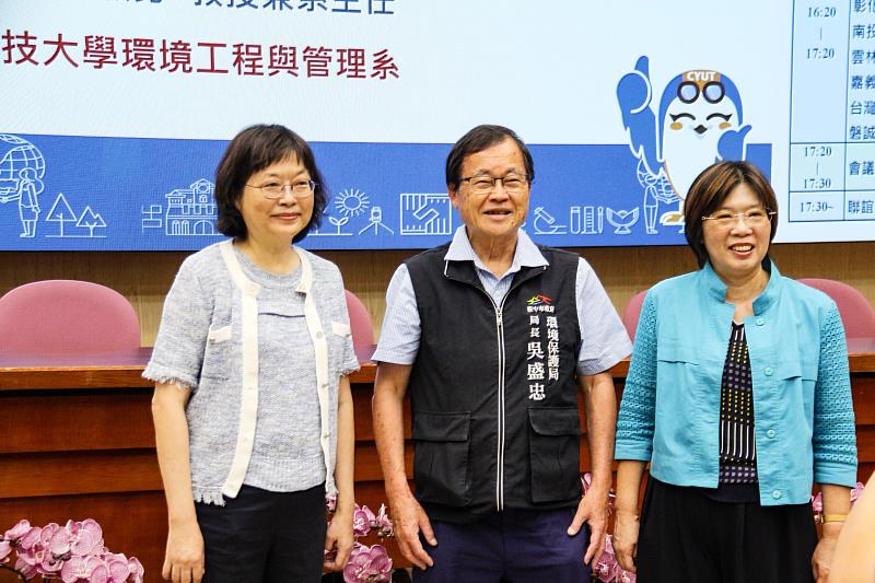 環境部氣候變遷署署長蔡玲儀（左）、資源循環署署長賴瑩瑩（右）與臺中市政府環境保護局局長吳盛忠（中）會場合影。