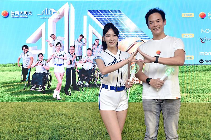 台灣大哥大總經理暨台灣大基金會執行長林之晨(右)與Fubon Angels檸檬(左)共同比出第10屆「種福電」應援手勢,齊聲高喊「凝聚愛心,點亮伯立歐家園的希望」。