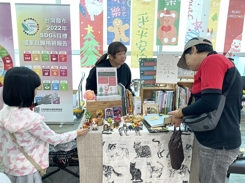 「小獸書屋」利用巧思,讓孩子與大人都能輕鬆接觸到書籍。