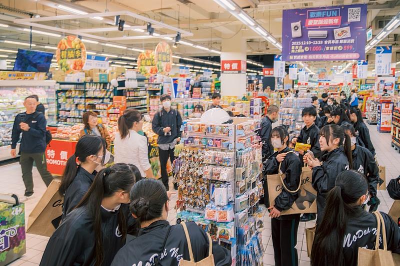 東京農業大學第二高等學校吹奏樂部「翡翠騎士」參訪萬家福內湖店。