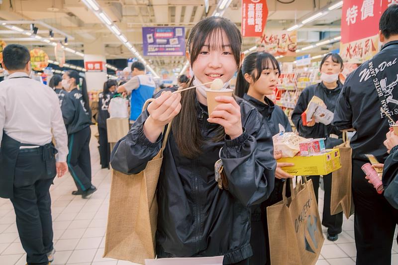 萬家福內湖店魏店長親自準備湯圓,一邊跟同學介紹台灣的節氣意涵。