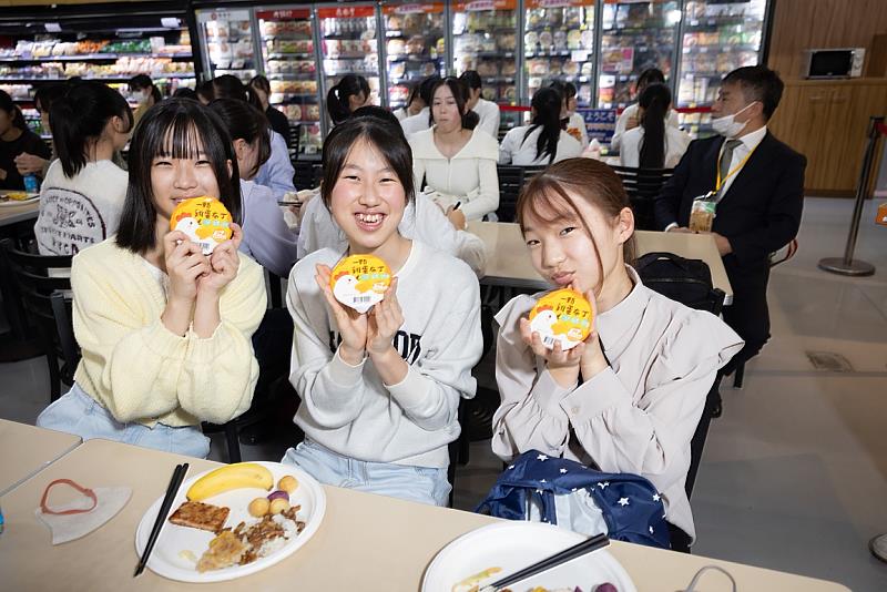 門市準備用非籠飼雞蛋做的「一顆雞蛋布丁」,讓日本同學在享用甜點同時,也認識友善的食物選擇。