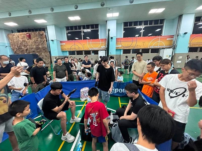 破壞者J與現場小朋友互動。