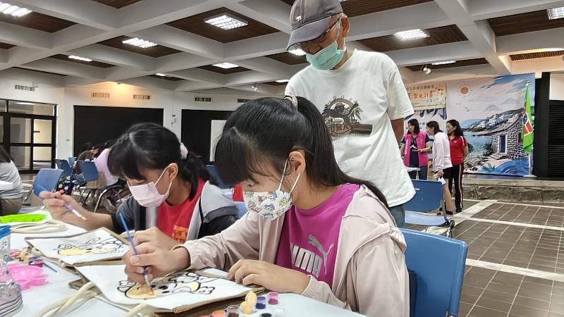 謝祖錚委員專心關注學員創作。