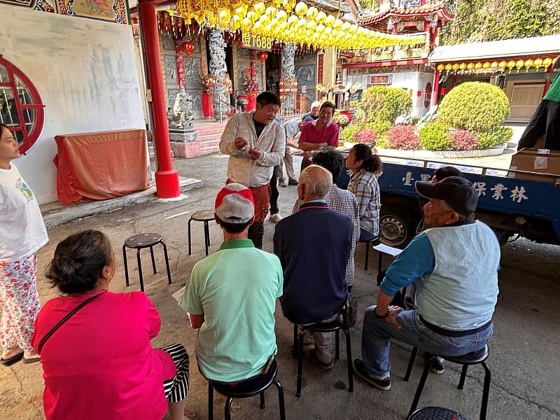 林業保育署臺中分署麗陽工作站護管員教導新社區農會之農民使用第三代改良式獵具。