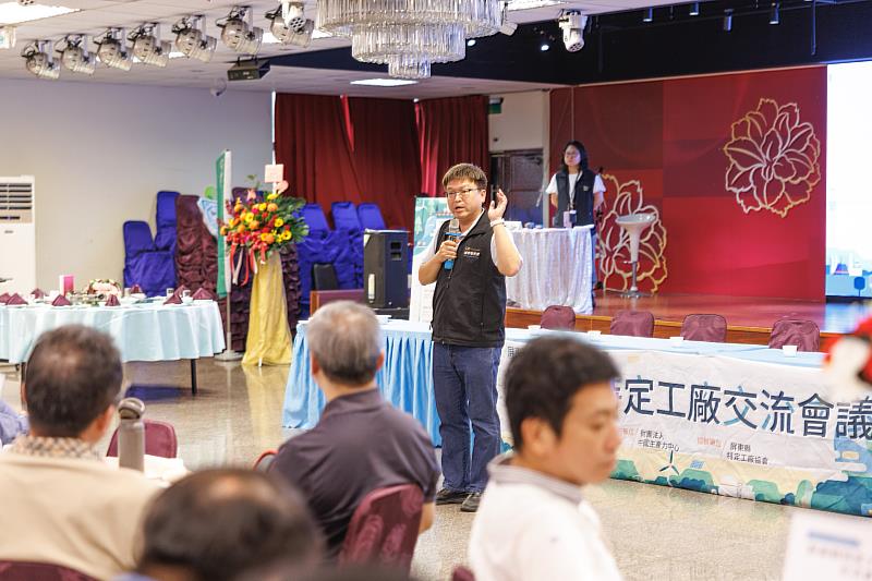 屏東縣政府工商科林士弘科長致詞。