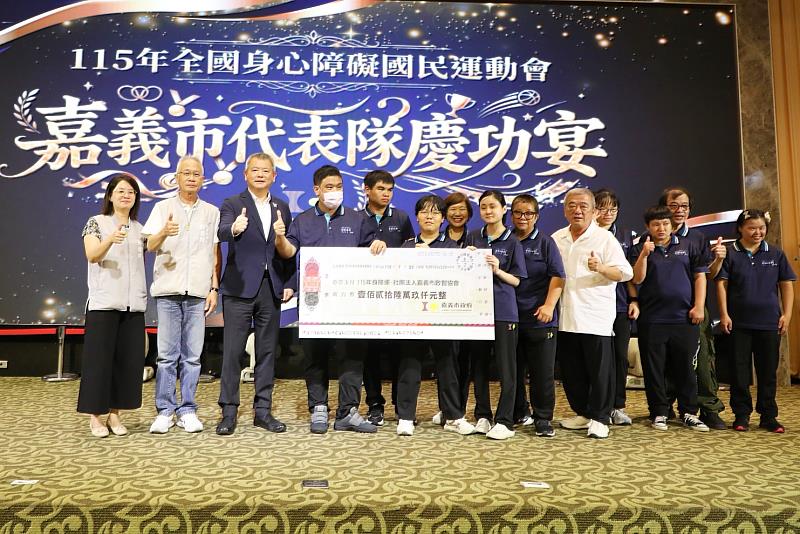 林瑞彥副市長代表黃敏惠市長頒發獎金予嘉市代表隊選手。