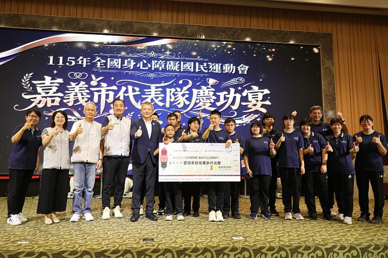 林瑞彥副市長代表黃敏惠市長頒發獎金予嘉市代表隊選手。