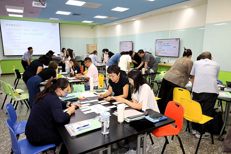 亞大教師參與「引導技巧」、「實作演練」及「省思回饋」等課程，活動互動熱烈，與會教師踴躍交流。