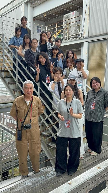 學生與Pati創辦人、知名韓國平面設計國寶級設計師安尚秀老師的合照。
