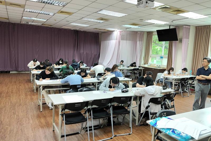 為擬真鍛鍊應試狀態，亞大幼教系舉辦教檢模擬考，學生於考場內認真作答、奮力衝刺。