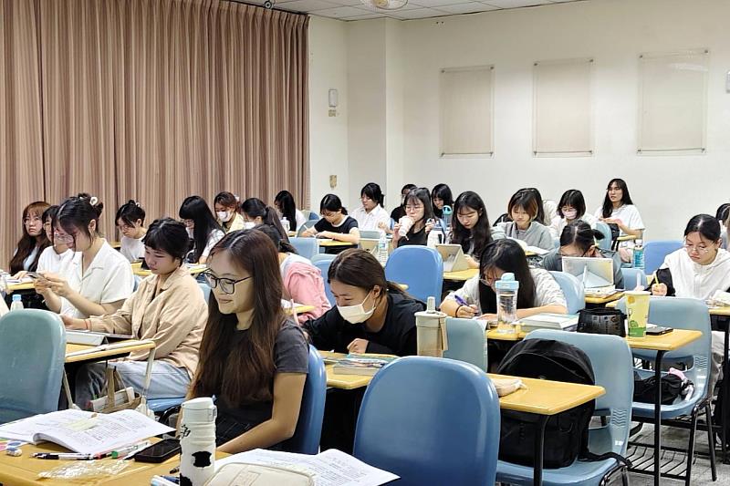 亞大幼教系開設夜間證照密集輔導班，學生心無旁騖專注聽講，全力衝刺教師檢定國考。