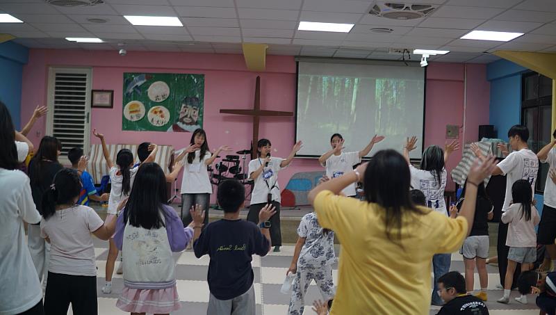 學員在每日活動前,用唱跳來暖身、提振精神。
