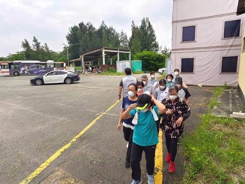民眾疏散佩戴口罩。
