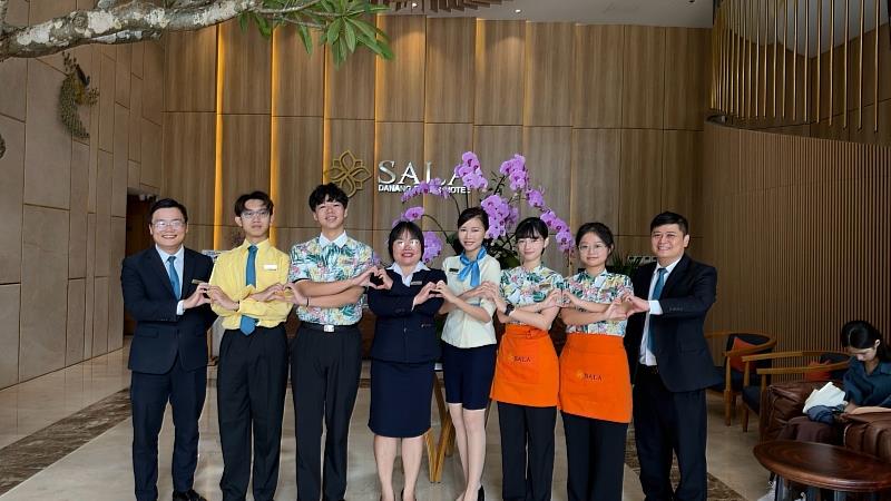 前進越南峴港!南臺科大5位優秀實習選送生與計畫主持人及Sala Danang Beach Hotel飯店高層經理於飯店合影,象徵雙方攜手推動全英語會展實務學習的團結與友善。