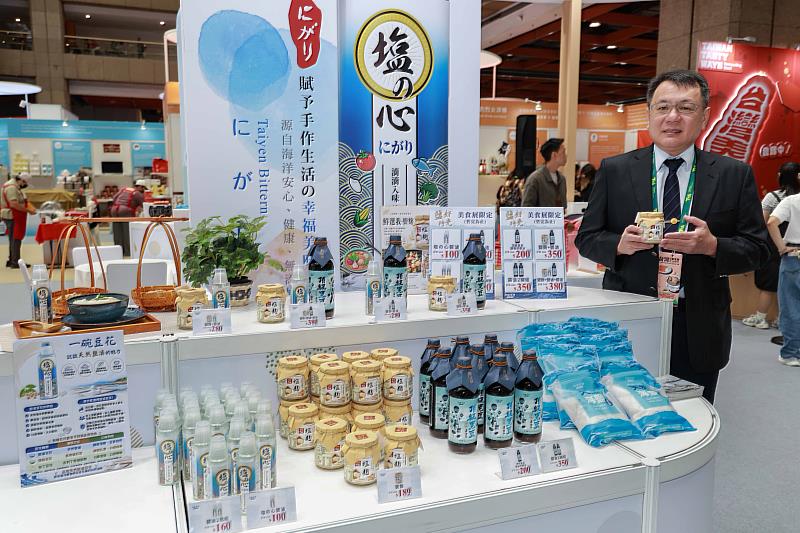 臺鹽公司董事長丁彥哲表示,臺鹽深耕製鹽產業逾70年,持續回應現代飲食趨勢及市場需求,從傳統製鹽跨足機能鹽品、鹽滷、鹽麴等多元化產品,積極拓展天然調味版圖。