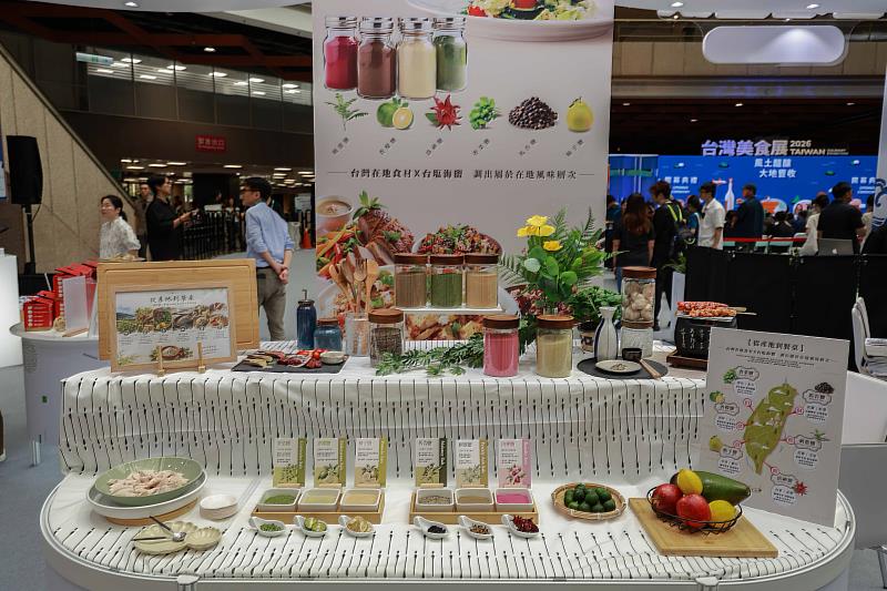 臺鹽首度展示「六色風味鹽」,以天然海鹽結合台灣各地特色食材,打造獨具風土特色的創新調味,成為美食展亮點。