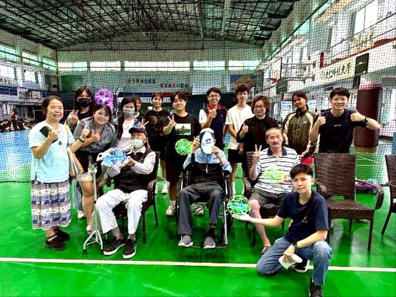 圖2、由大仁科技大學多媒體設計系帶領長輩體驗無人機活動。