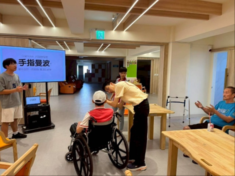 圖1、由大仁科技大學社會工作系帶領長者進行「手指曼波」暖身活動。