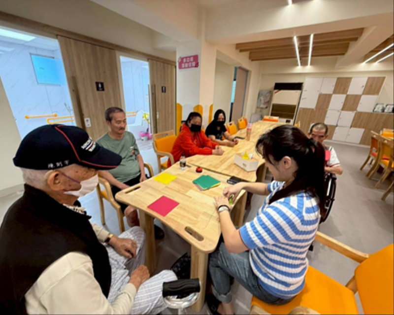 圖4、由大仁科技大學生命禮儀暨關懷事業系帶領長輩玩幸福賓果團康。