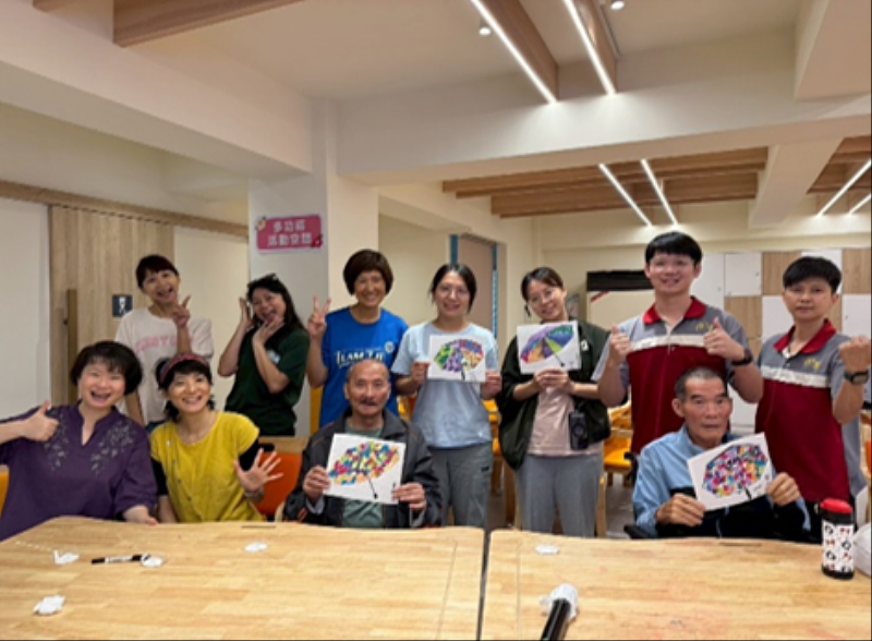 圖3、由大仁科技大學幼兒保育系帶領長輩做色紙拼貼手作活動。