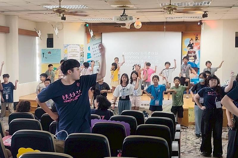 南大師資生與建功國小師生熱情帶動唱，展現USR團隊陪伴偏鄉學習的活力與教育溫度。
