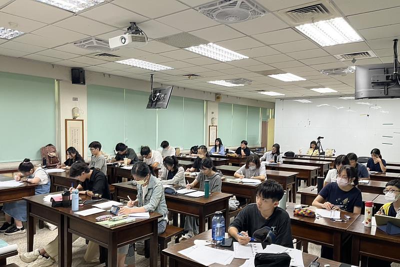 南大國文系辦理硬筆書法研習,學員專注臨帖實作,在名師指導下精進書寫技巧,深化人文素養。