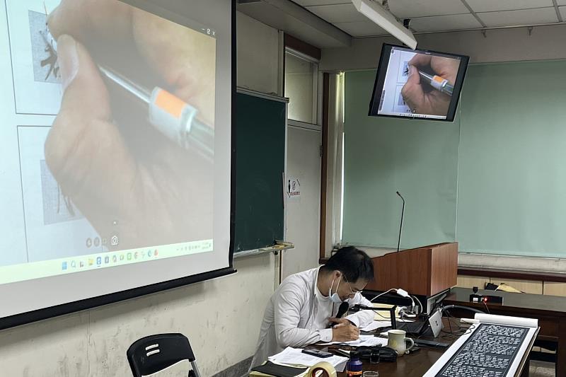 林俊宏老師現場示範硬筆行書筆法，南大國文系透過專業課程推廣書法教育，深化人文藝術素養。