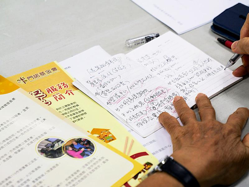 民眾邊聽宣導,邊記下所需長照服務內容。