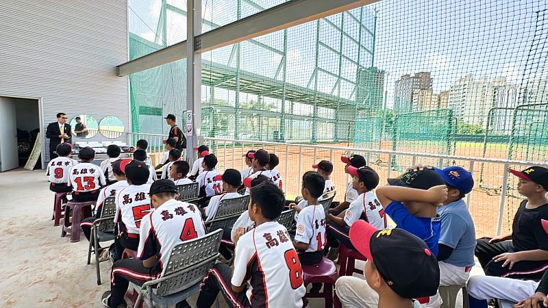 永慶不動產、永義房屋高雄經管會力挺的高雄中正國小棒球隊,是國內少棒勁旅,多次在國內重要比賽取得佳績。